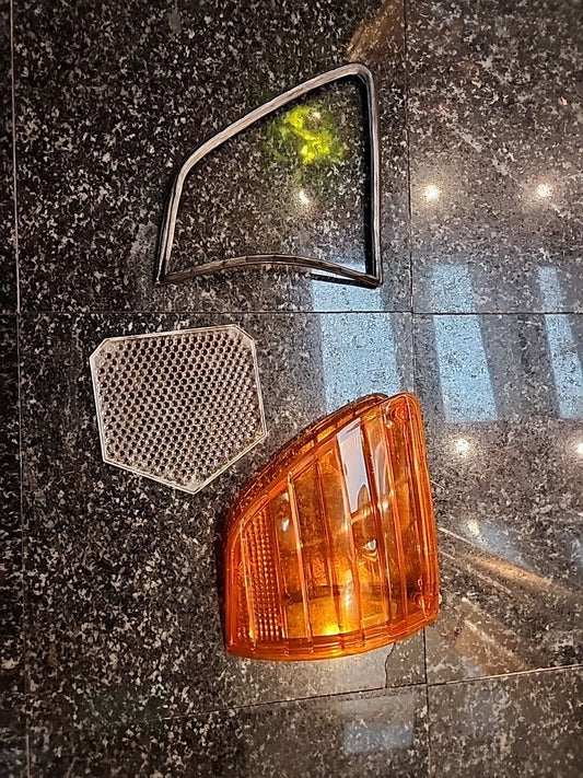 Mercedes 560SL right marker light cover gasket reflector OEM  0008200166 r107